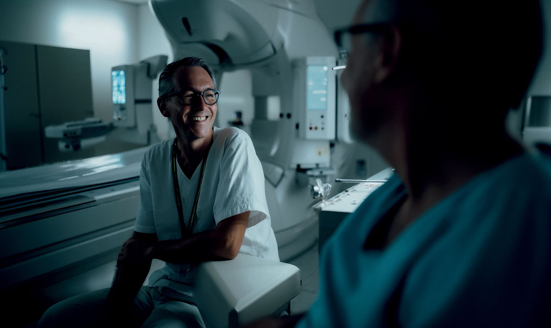 Photographie générée par IA représentant des médecins souriants au bloc opératoire