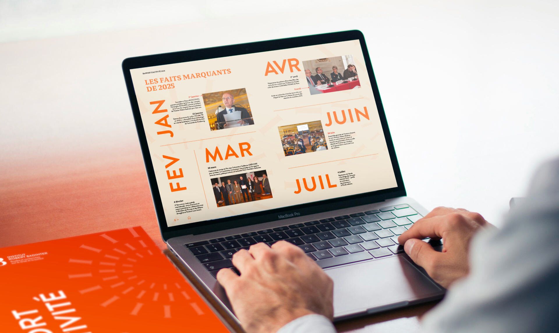 photographie d'un ordinateur ouvert avec sur l'écran le rapport d'activité digital Institut Robert Badinter