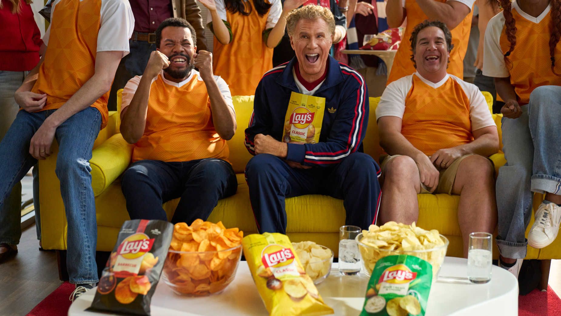Capture photo du film de campagne Lay's avec l'acteur Will Ferrell qui partage un moment de sport sur un canapé avec d'autres supporters autour