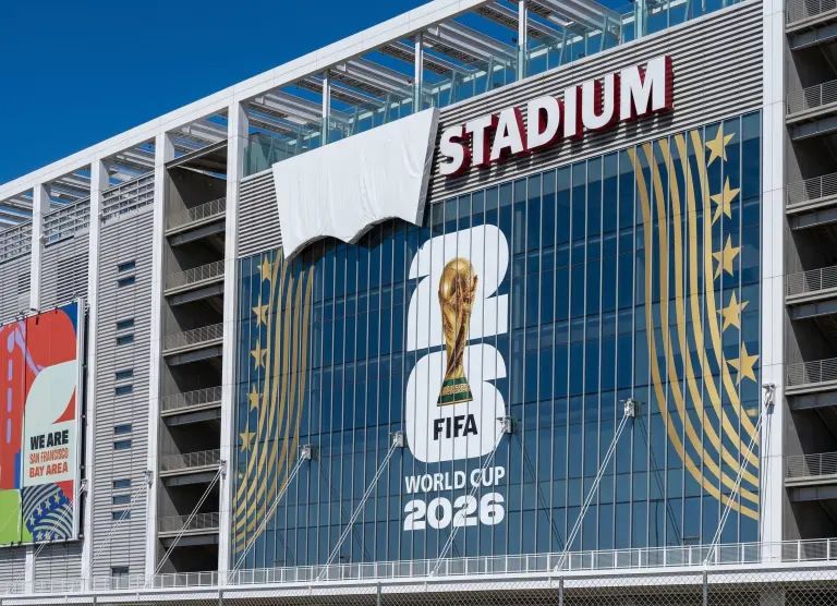 Photographie du Levi's stadium avec le logo Levi's dont la police avec le nom de la marque est effacée