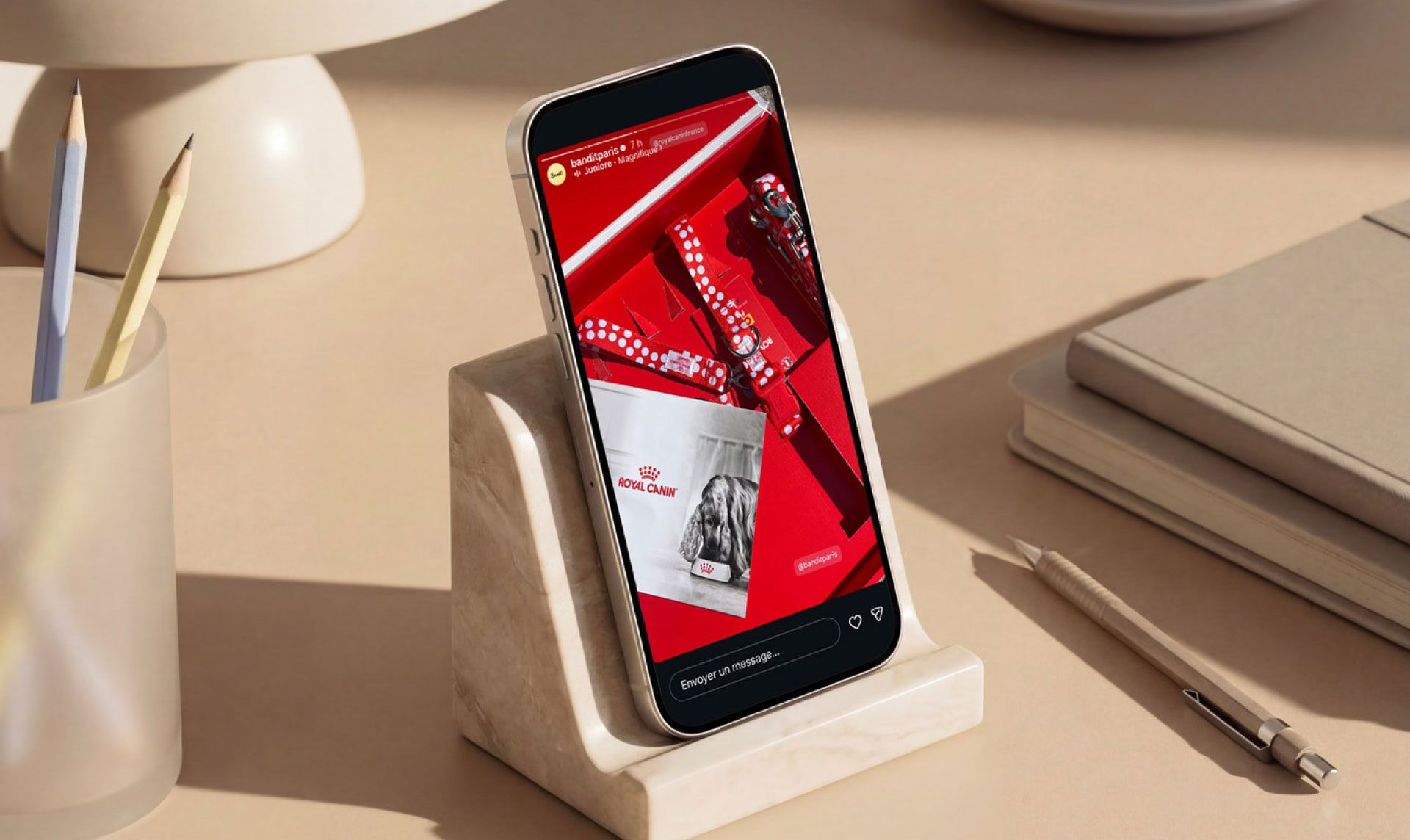 Mock-up d'un téléphone qui montre le packaging ouvert lors de l'événement