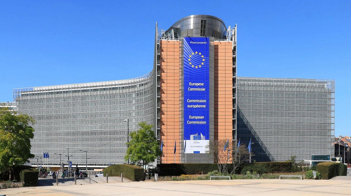 Photographie du batiment de la Commission européenne en Belgique à Bruxelles. Le ciel est ensoleillé sans nuage.
