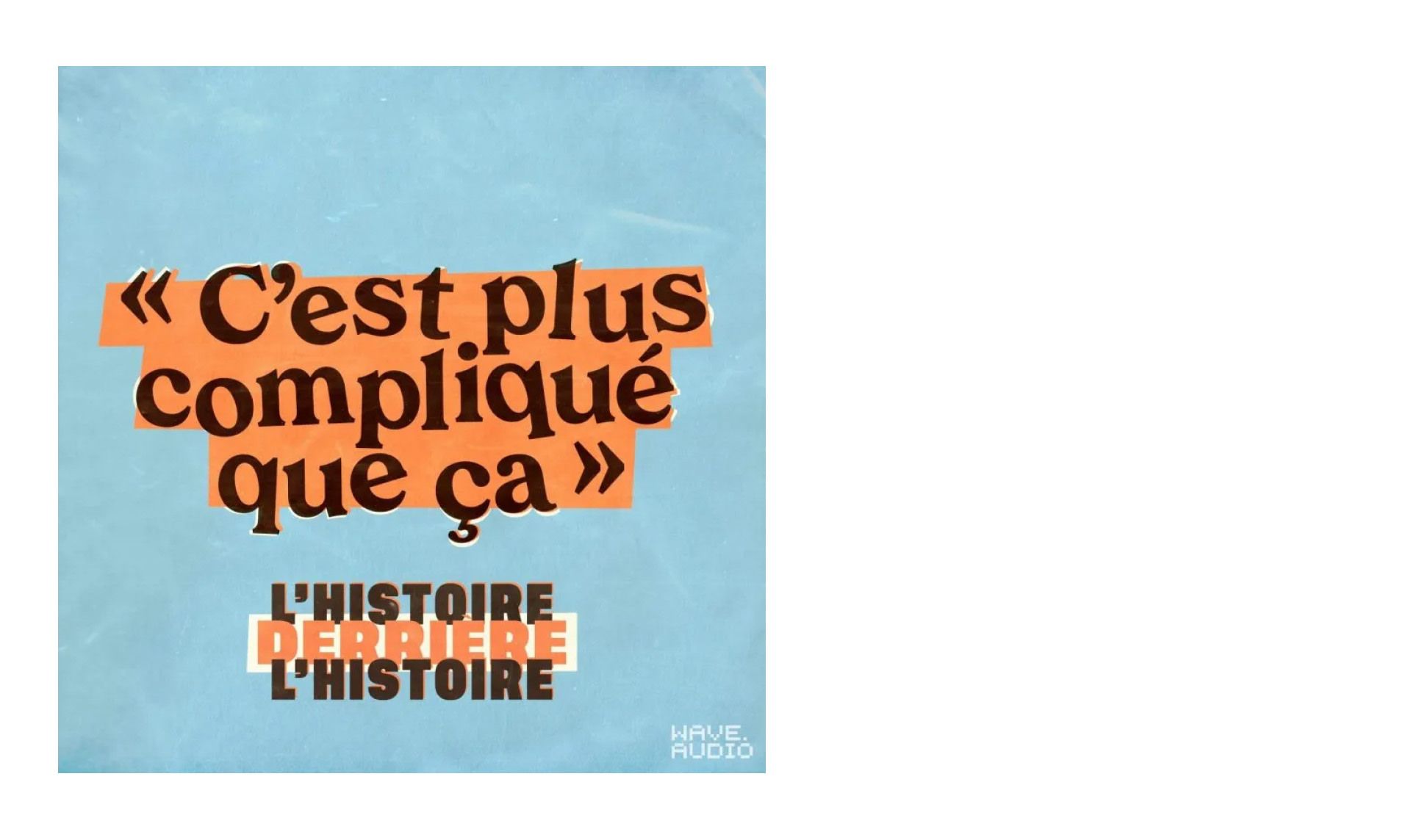 Image du podcast "C'est plus compliqué que ça" avec le titre écrit en marron et surligné en orange sur un aplat bleu. La phrase "L'histoire derrière l'histoire"