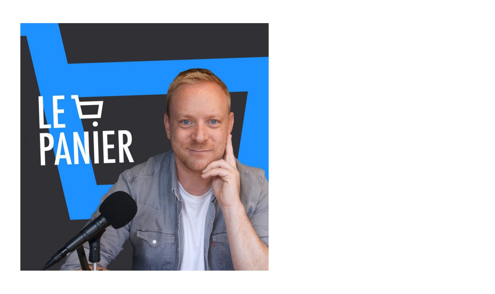 Photographie d'un homme blond sur un fond noir et bleu. Le logo "Le Panier" est écrit en blanc à côté. L'homme est souriant et ouvert à la discussion avec un micro de radio à ses côtés.