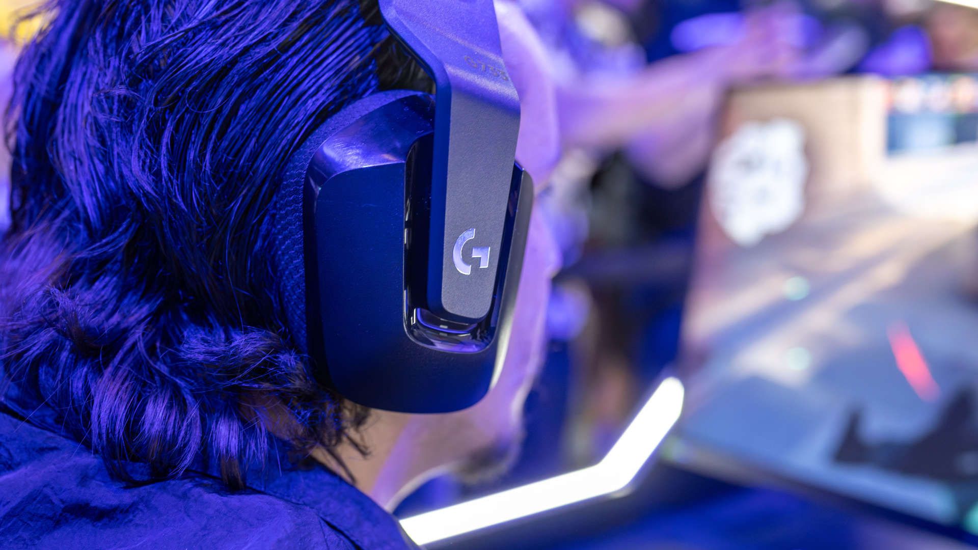 Photos d'un homme de dos avec un casque de gaming, on devine un écran face à lui