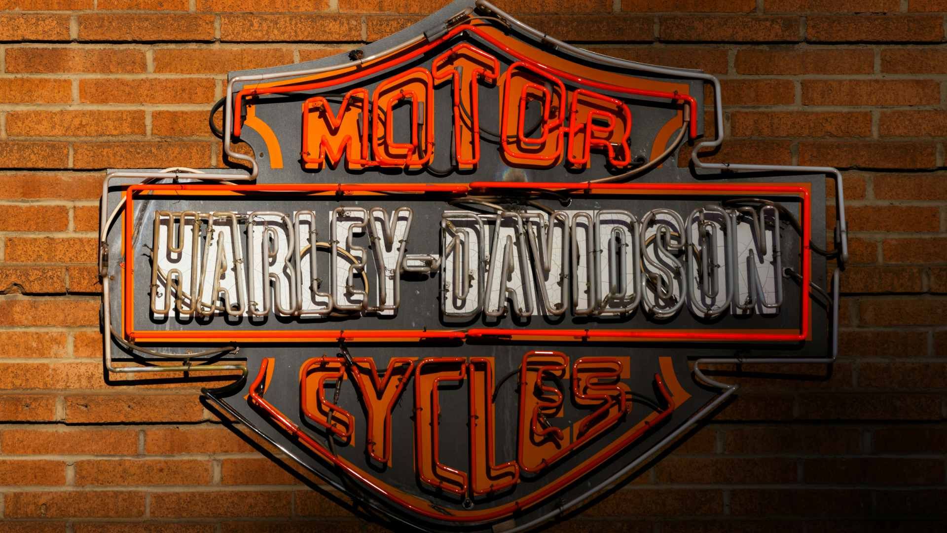 Néons rouge et blanc sur un mur de brique avec Motor, Harley Davinson, cycles